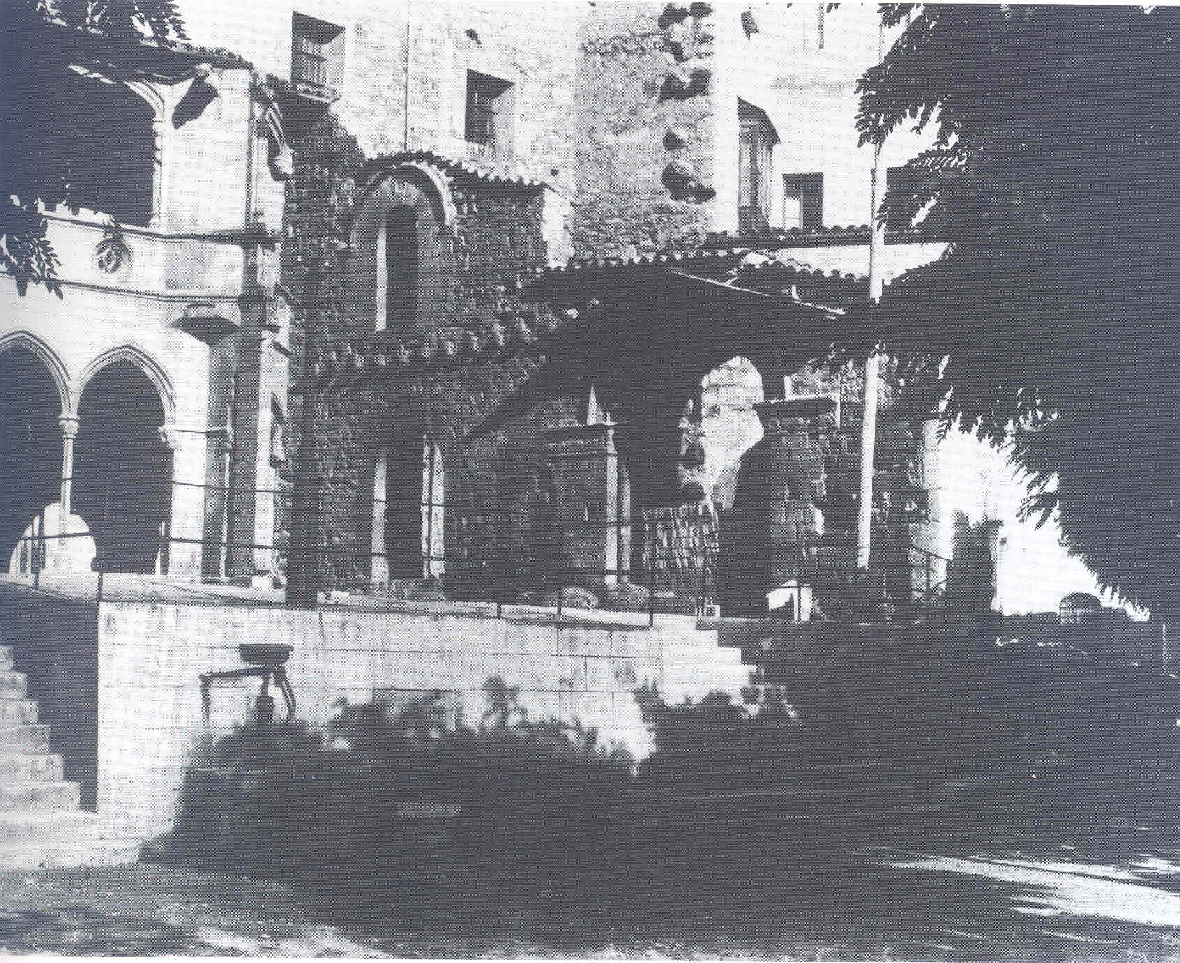 Claustre gotic i porta romaica finals XIX